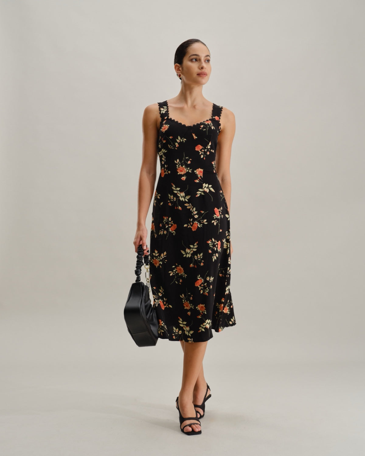 Zwarte Bloemen Maxi Jurk met Ruffles en Spaghetti Straps
